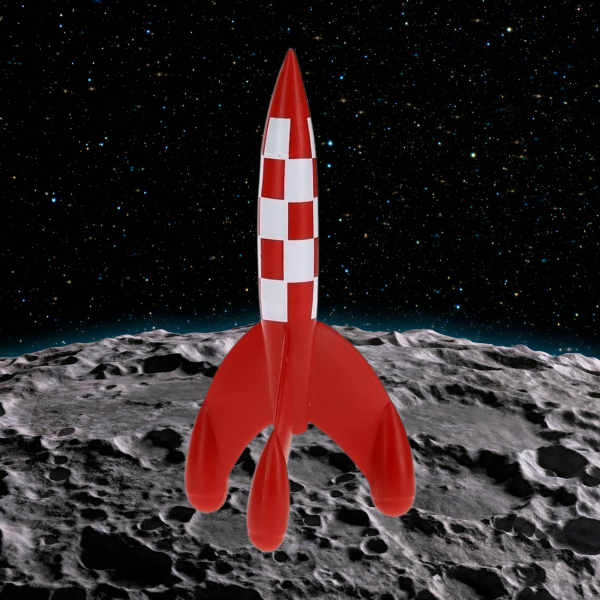 Eine kleine PVC-Rakete, 8,5 cm hoch, inspiriert von der ikonischen rot-weiß karierten Rakete aus der Comicserie Tim und Struppi. Das Design zeigt eine spitze Nase und drei Flossen und fängt den klassischen Look aus den Abenteuern von Tim und Struppi ein.